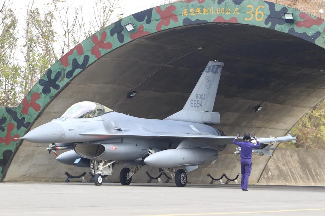 F-16AM戰機滑出機堡，可見到翼端的AIM-120C、機翼下的AIM-9M，進氣口右側另掛有狙擊手莢艙。(圖/宋玉寧攝)