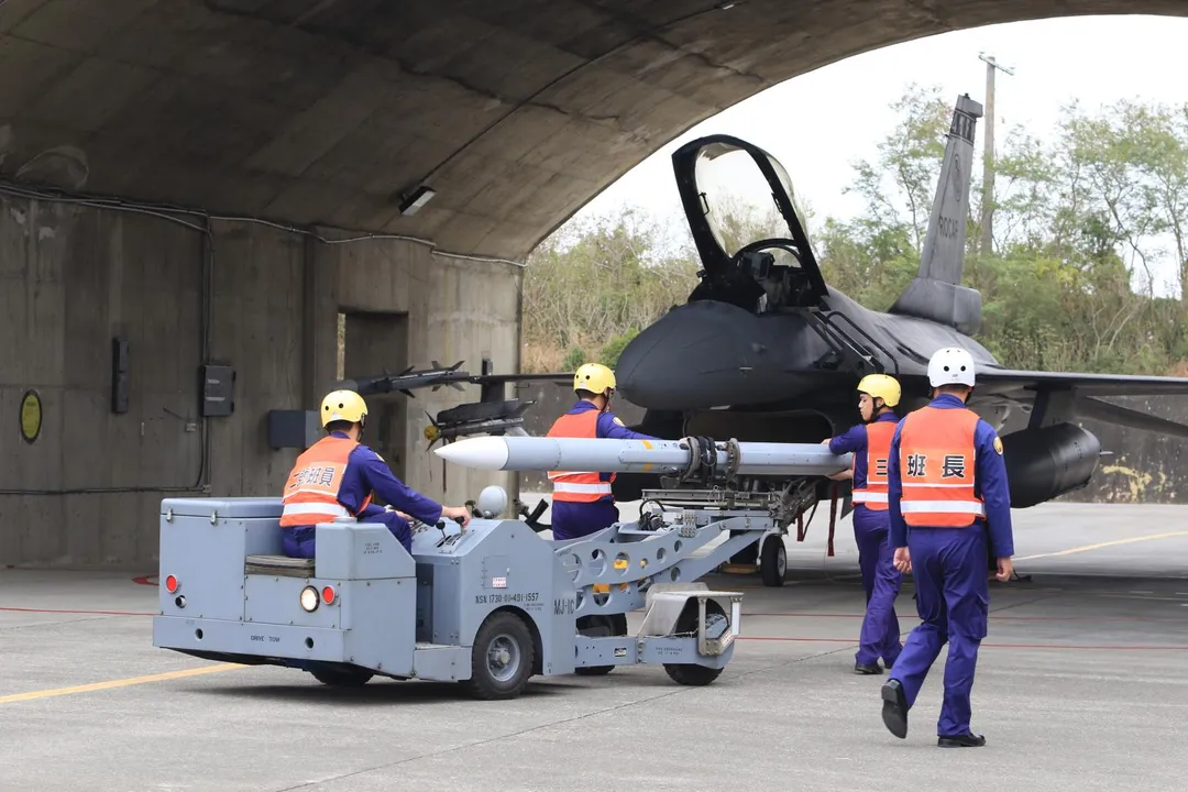 潛力裝掛，掛彈車準備裝掛AIM-120C飛彈。(圖/宋玉寧攝)