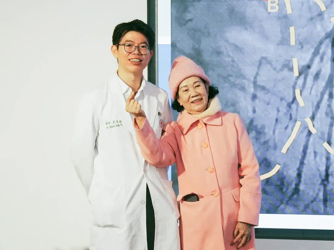 72 歲患者(右)冠狀動脈嚴重鈣化與血管阻塞，經醫療團隊運用經皮機械循環輔助裝置（MCS）手術護航，成功打通血管，術後兩天轉出加護病房並順利出院。（圖／中醫大附醫）