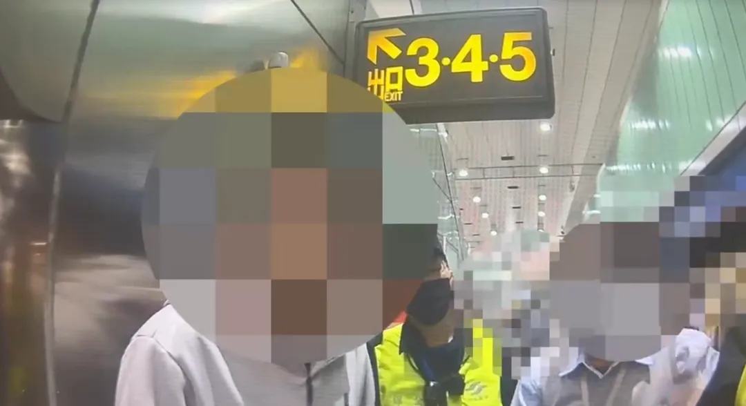板南線一名68歲王姓老翁因不滿20歲潘姓男子坐在優先席未主動讓座，先是出言指責，隨後竟動手搧了對方一巴掌，導致潘男右下巴及右手手腕受傷。（圖／警方提供）
