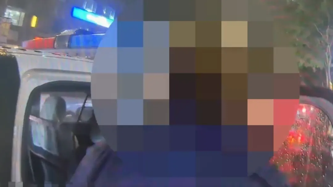 警方將王翁帶回派出所偵訊。由於潘男驗傷後決定提告，王翁被依傷害罪嫌移送法辦。（圖／警方提供）