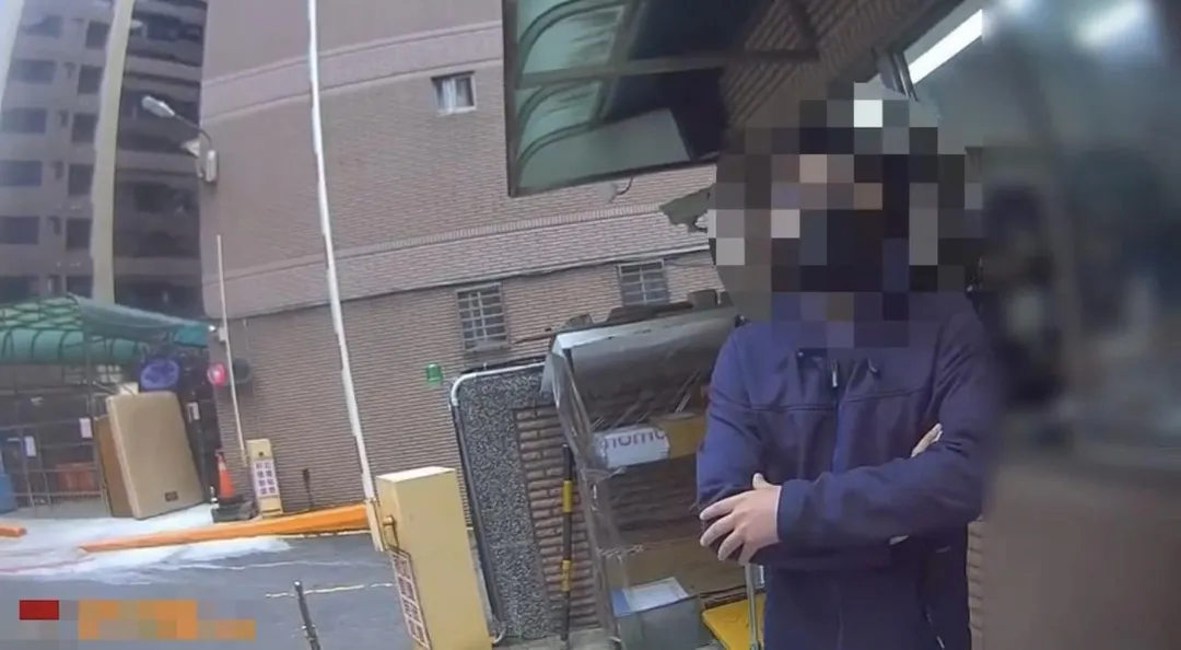 男子闖入社區形跡可疑被攔下。（圖／翻攝畫面）