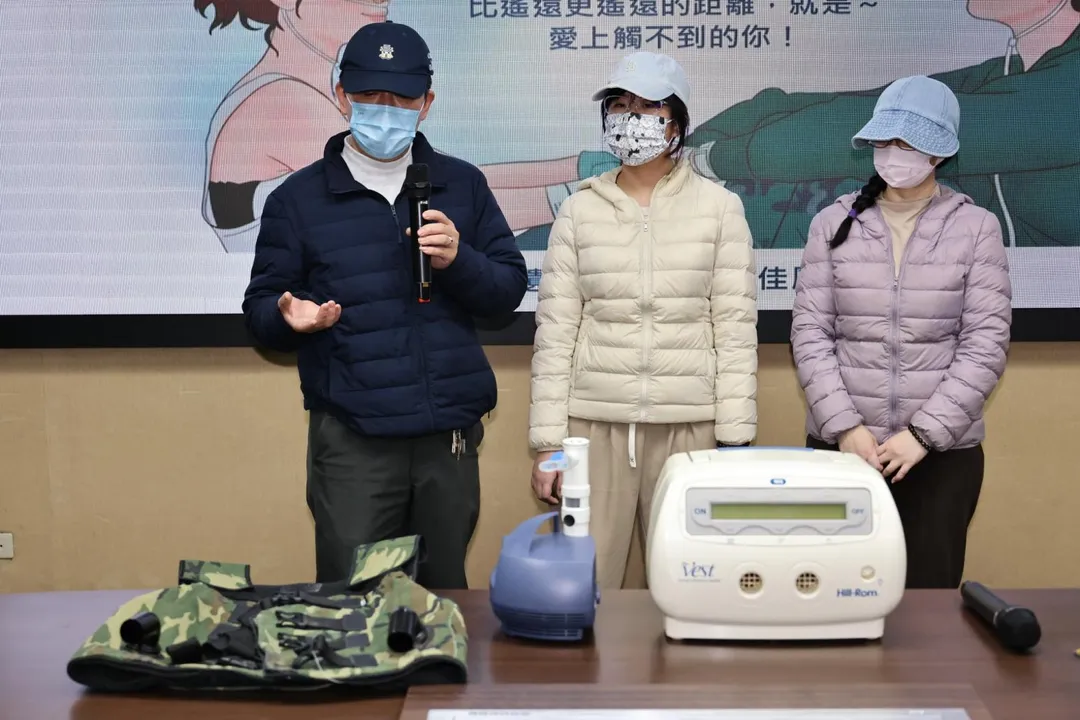 楊小妹(中)的父親(左)分享治療照護過程，坦承長期自費的藥物與設備是沉重負擔，但看見孩子肺功能穩定，這一切就有意義。(前為高頻率胸壁震盪治療拍痰機及背心)（圖／台北榮總）