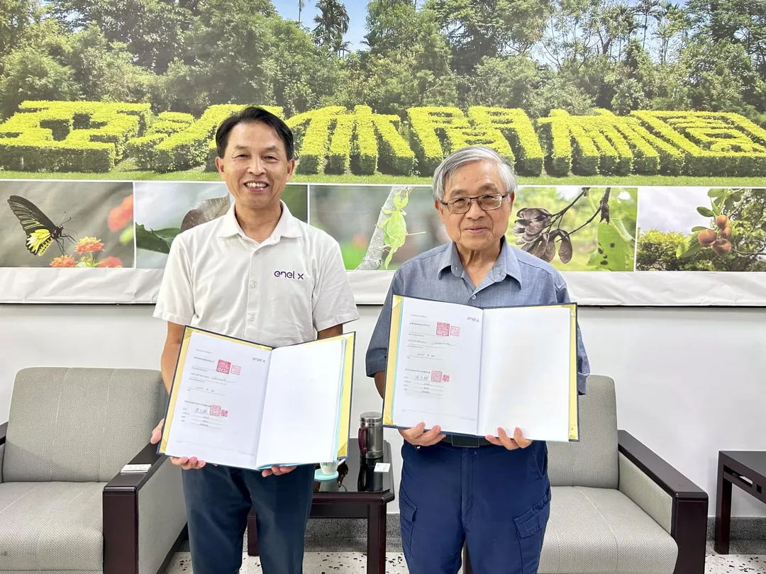 義電智慧能源台灣董事長陳威廷（左）與亞洲水泥副總經理張志鵬（右）於簽署合約時合影留念。（圖／義電智慧能源提供）