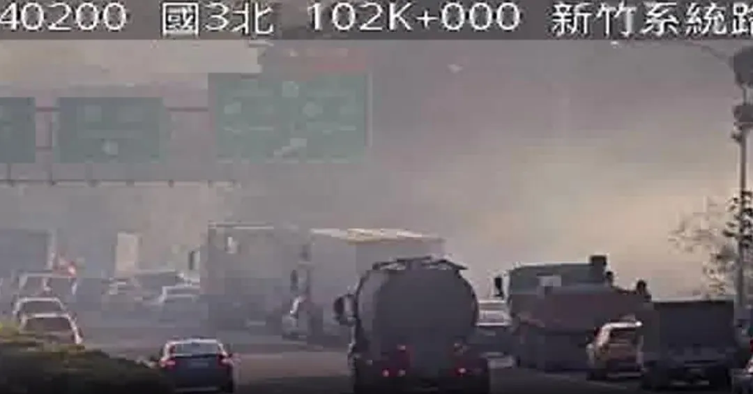 邊坡起火衍生的濃煙讓視線嚴重受影響。（圖／翻攝畫面）