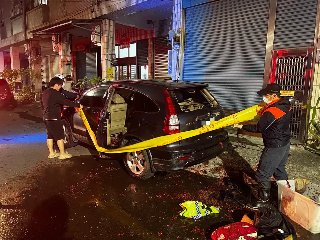 旗山泰安街暗夜有不明人士砸車燃放鞭炮，造成車輛起火。（圖／警方提供）