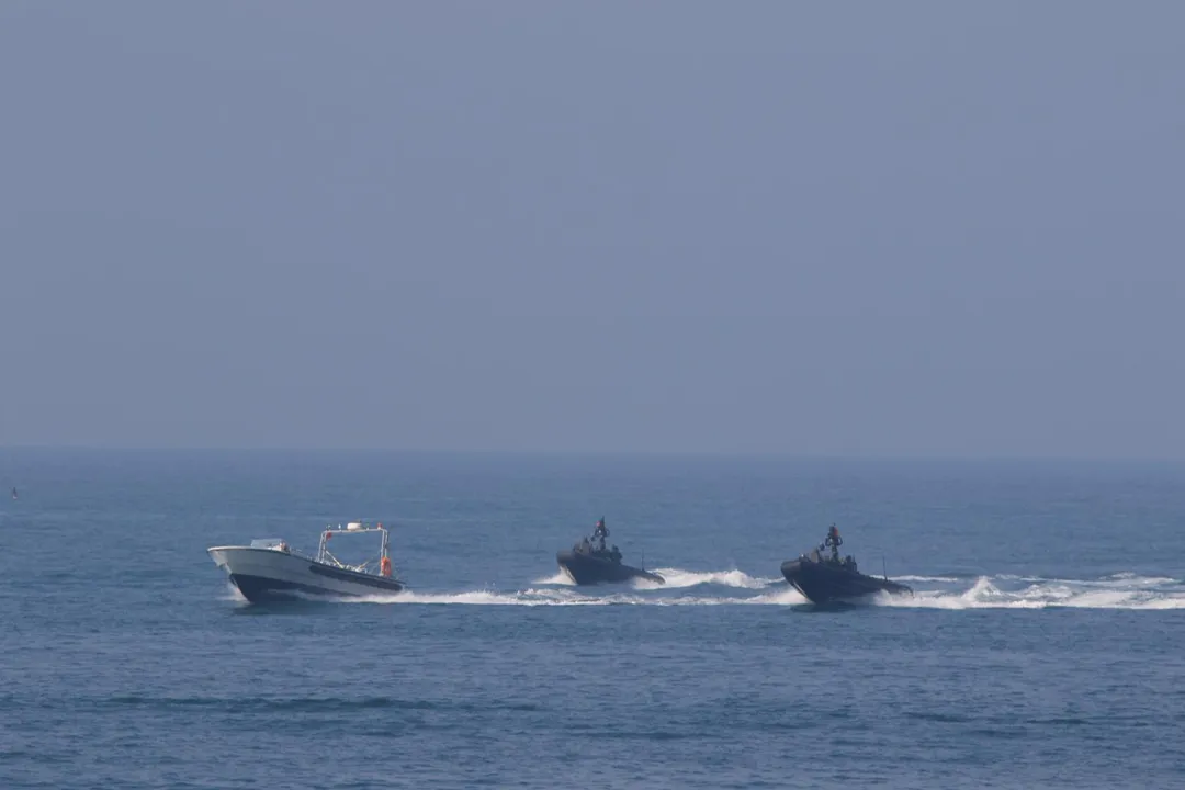 海陸特勤隊的M109突擊快艇驅離模擬敵目標的M96快艇(圖左)。(圖/宋玉寧攝)