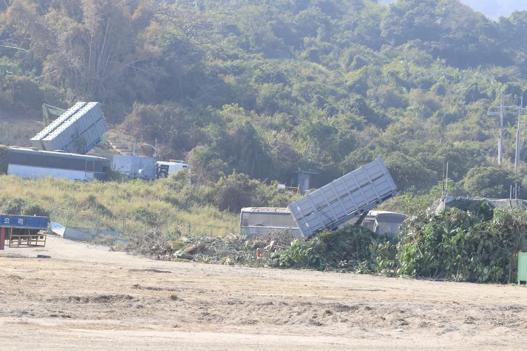 海鋒大隊完成雄風二型(圖右)、雄風三型(圖左)反艦飛彈4聯裝發射車的發射準備。(圖/宋玉寧攝)
