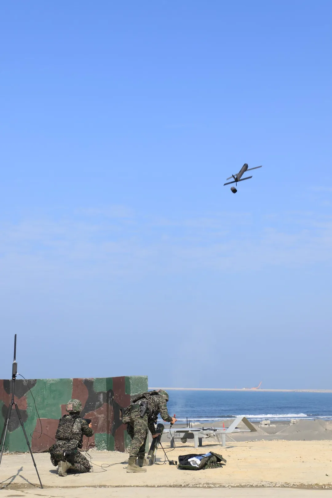 海陸第99旅2人小組發射勁蜂一型滯空彈藥。(圖/宋玉寧攝)