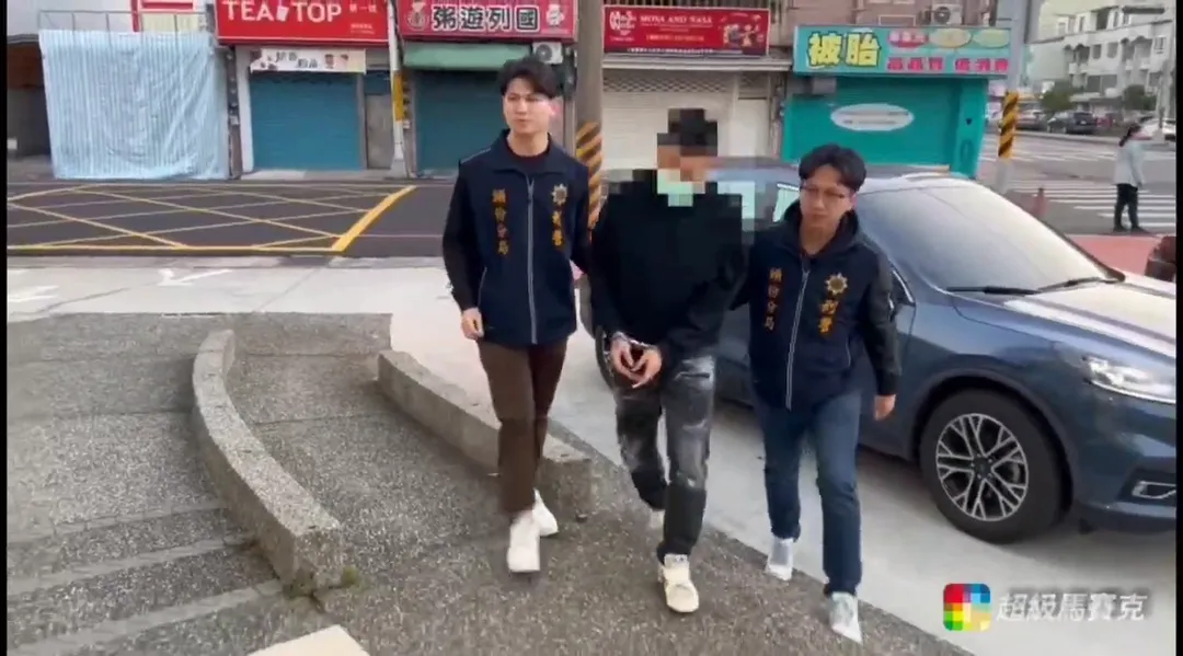 警方案發後隨即調閱監視器,迅速於5小時內將段嫌及其餘滋事份子逮捕到案。(圖/中天新聞)