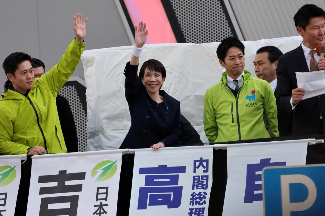 日本首相高市早苗（中），近日在街頭賣力助選。（圖／路透社）