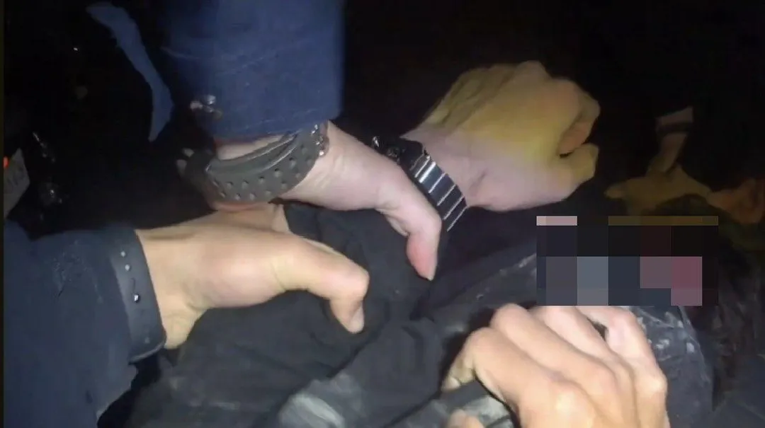外籍男子酒後失控毀損商家物品，警即時到場實施管束。（圖／警方提供）