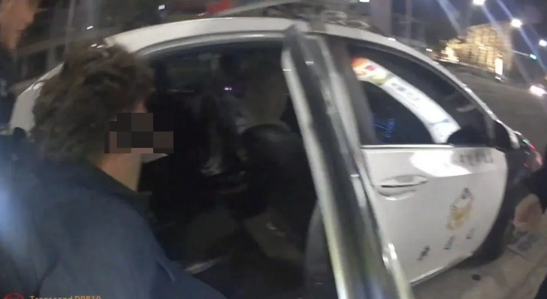 外籍男子酒後失控毀損商家物品，警即時到場實施管束。（圖／警方提供）