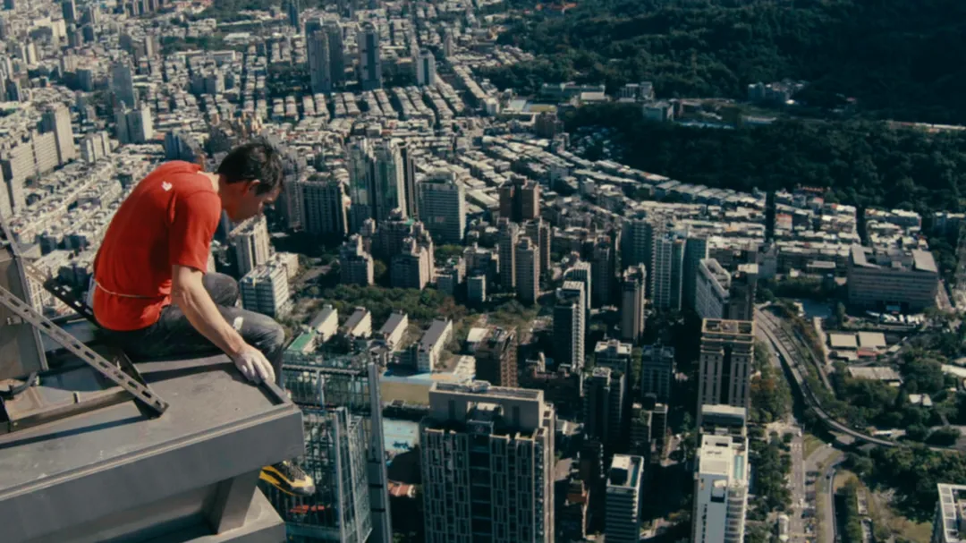 美國自由攀岩好手霍諾德(Alex Honnold)25日徒手攀登台北101大樓,受到各界矚目。(圖/Netflix提供。《赤手獨攀台北101:直播》Skyscraper LIVE現已於Netflix全球熱播中。)