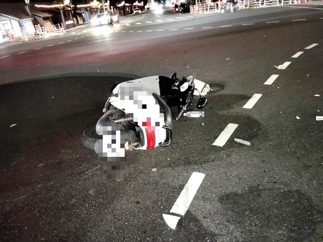 高雄市一名53歲林姓男子於27日晚間駕車闖紅燈，在中山三路與民瑞街口及中山二路與復興三路口連續撞擊兩名機車騎士後逕自離去，兩名騎士均受傷送醫。（圖／警方提供，下同）