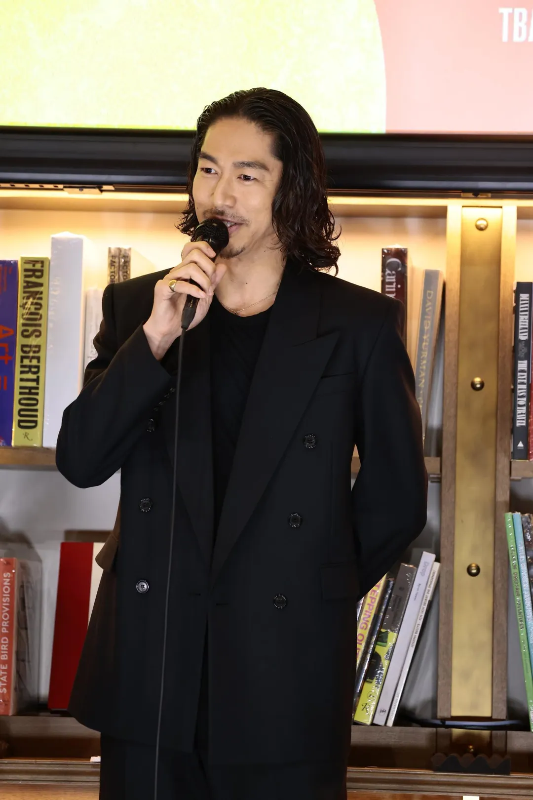 AKIRA 回憶當年準備琥珀相關戲份前,透露是他的頭髮其實是靠潑鹽水來營造出帶點塵土感的造型。(圖/LDH愛夢悅 提供)