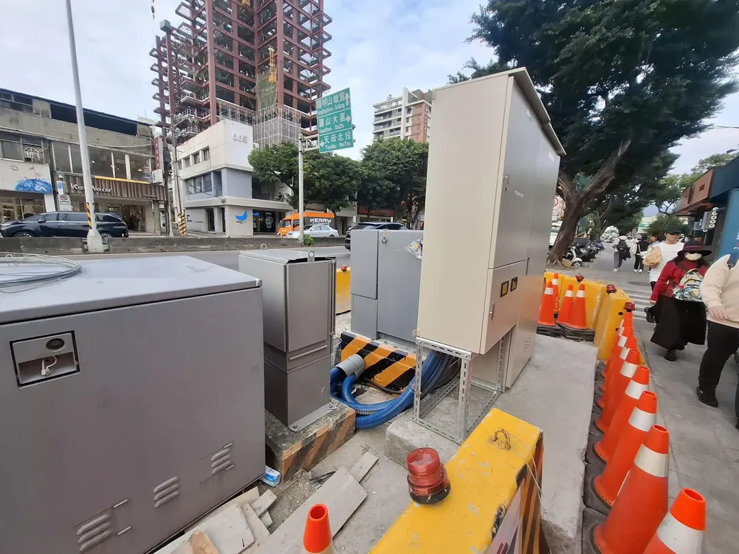 捷運北環段工程變電箱影響店家，捷運局已達成共識並完成遷移。（圖／台北市政府提供）