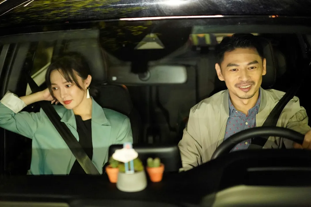 李杏(左)在劇中被阿Ken(右)飾演的前夫苦追要求復合。(圖/彼此影業 提供)