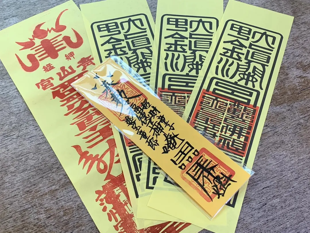 針對符令與春聯在現今生活中的使用其實有明顯區隔，但依舊有著「祈福避凶」的共通點，所以能遠遠流傳。（圖／林意欽攝影）