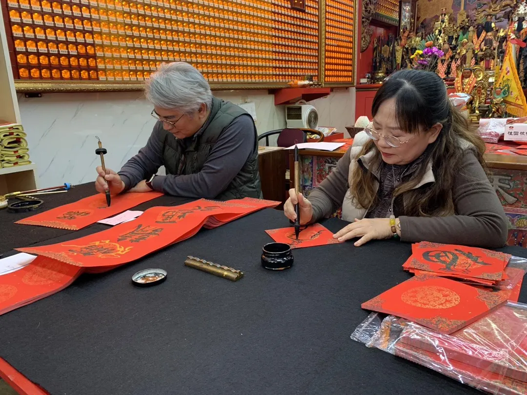 張恆榮近幾年都會在過年前書寫春聯與大家結緣，雖然每一年都要絞盡腦汁的創作有趣的作品，但書法底蘊的呈現無可取代。（圖／林意欽攝影）