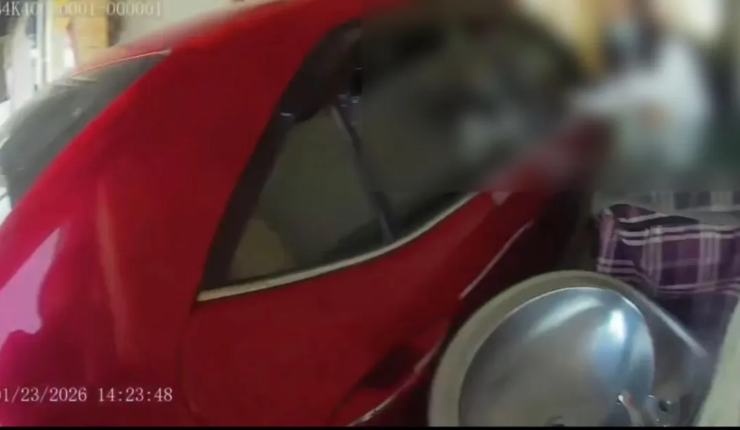 自家車庫停車竟陷入進退兩難的窘境!一名民眾在將車輛駛入車庫時,因角度拿捏不慎,導致右側車身與洗手台死角「緊密貼合」,車輛完全動彈不得。(圖/警方提供,下同)
