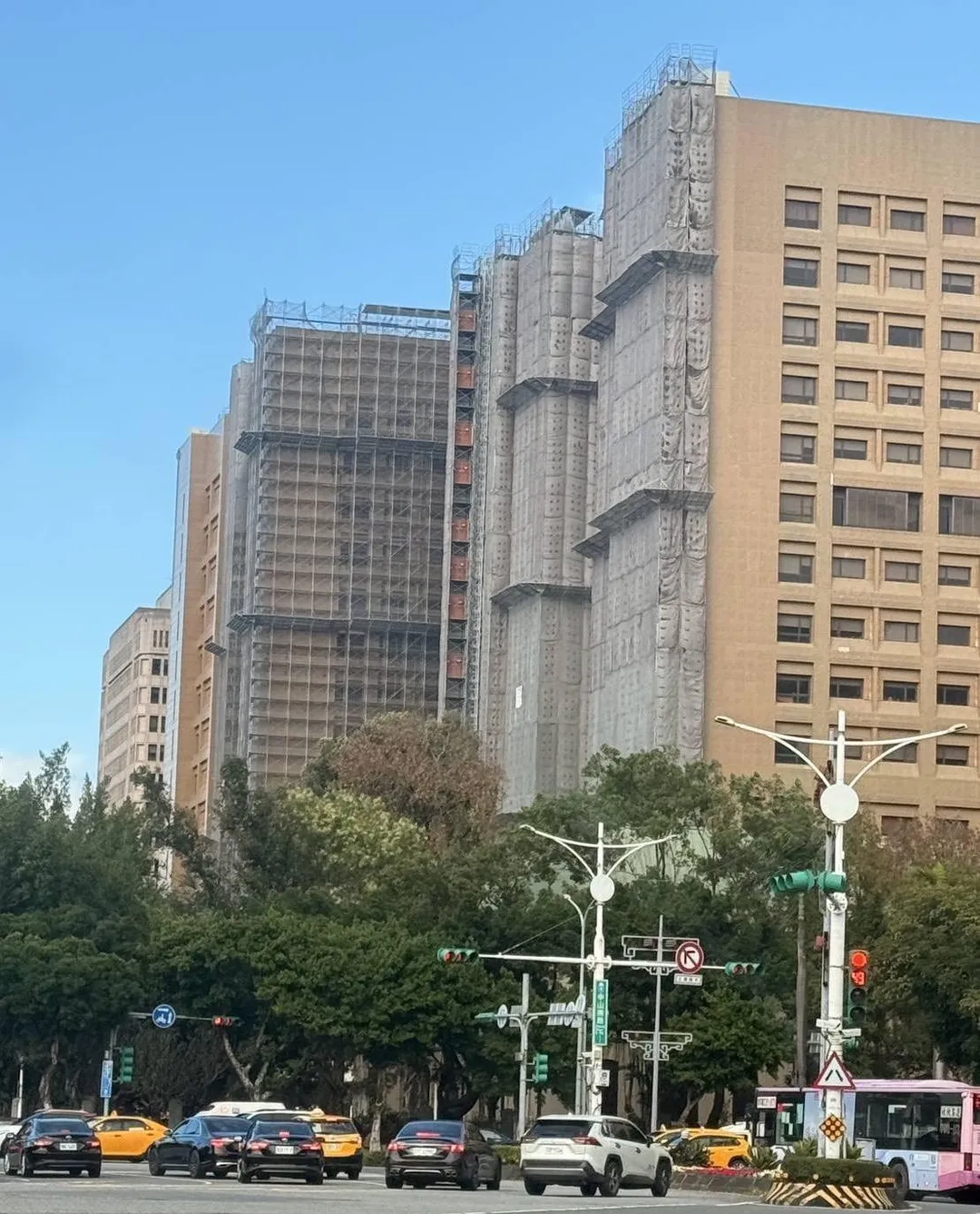 北市台大醫學院大樓下午發生火警。(圖/翻攝畫面)