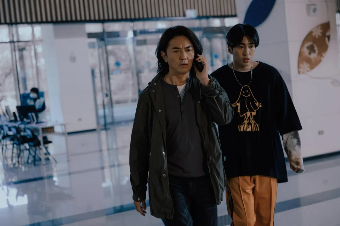 鄭伊健久違出演影集，與婁峻碩雙生代男神合作辦案。（圖／Netflix 提供）