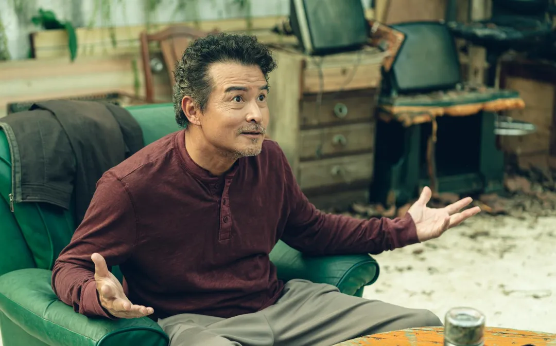 李銘順在犯罪動作喜劇《黑白清道夫》中飾演一名黑道魯蛇。（圖／Netflix 提供）