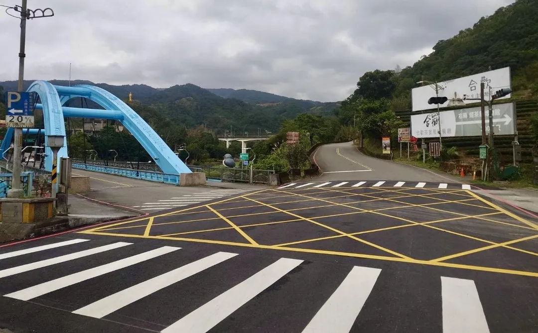越籍移工坪林區水聳淒坑坪林拱橋6公尺跳下。(圖/翻攝畫面)