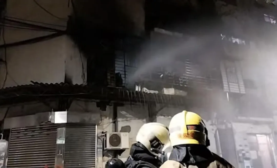 消防到場佈水線灌救。(圖/民眾提供)