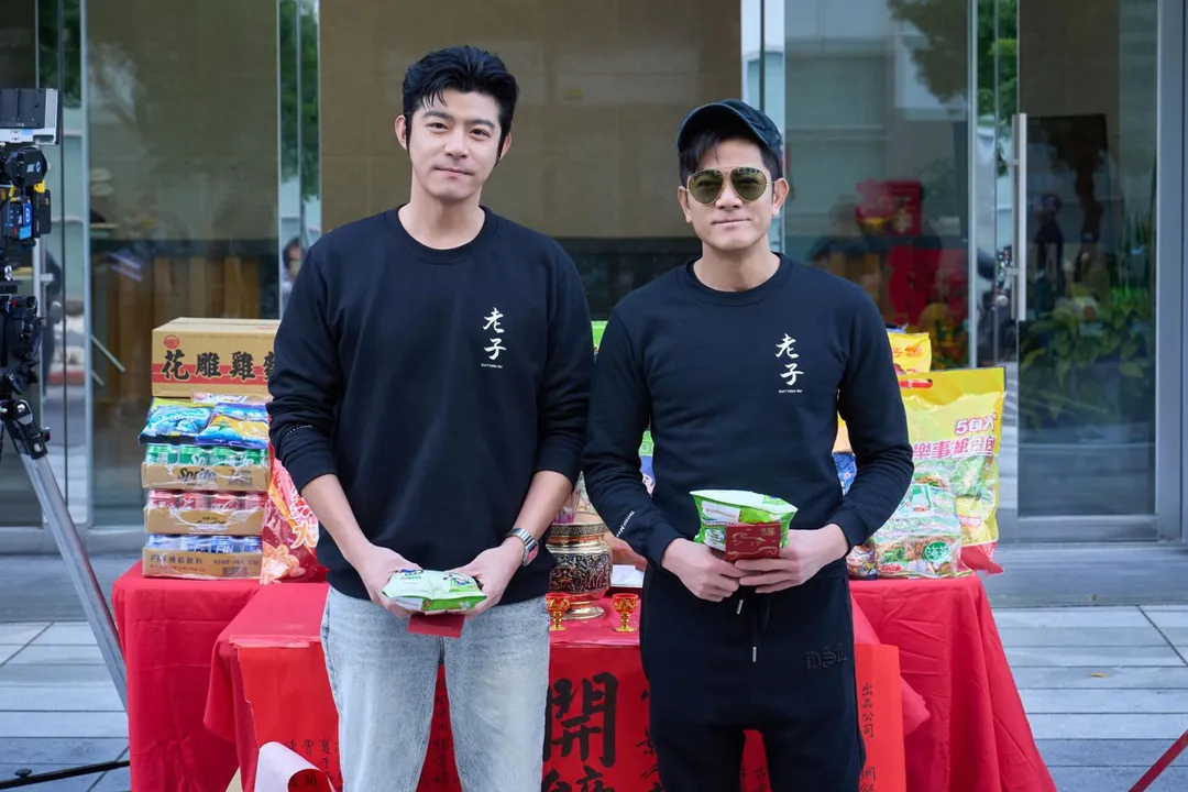 台灣奇幻喜劇電影《老子》29日舉行開鏡儀式，演員王柏傑（左起）、郭富城合影。（圖／翻攝電影《老子》臉書）