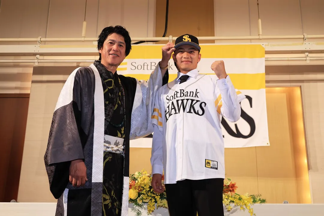 軟銀鷹球團首席棒球營運長城島健司替徐若熙戴上球帽。（圖／福岡軟銀鷹提供）