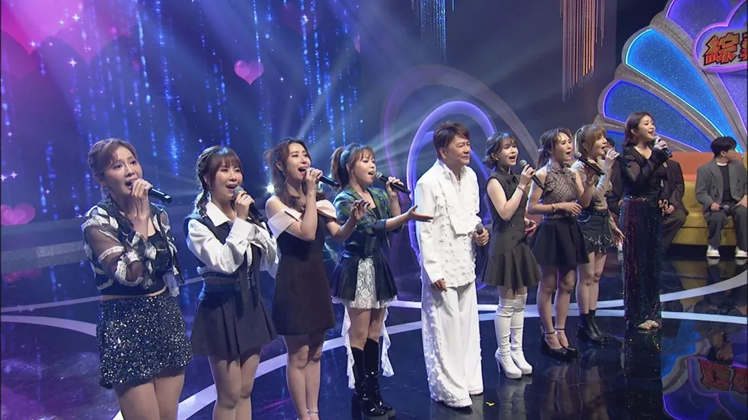 袁小迪（中）在《綜藝一級棒》杜忻恬、郭婷筠、蘇宥蓉、陳怡婷、吳美琳、吳申梅、蕭玉芬、賴慧如合唱〈情深深〉。（圖／中視提供）