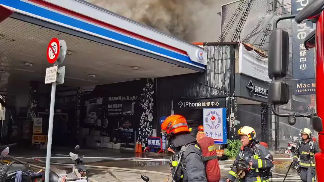 火警緊鄰加油站，加油站員工緊急斷掉輸油油管。（圖／中天新聞）