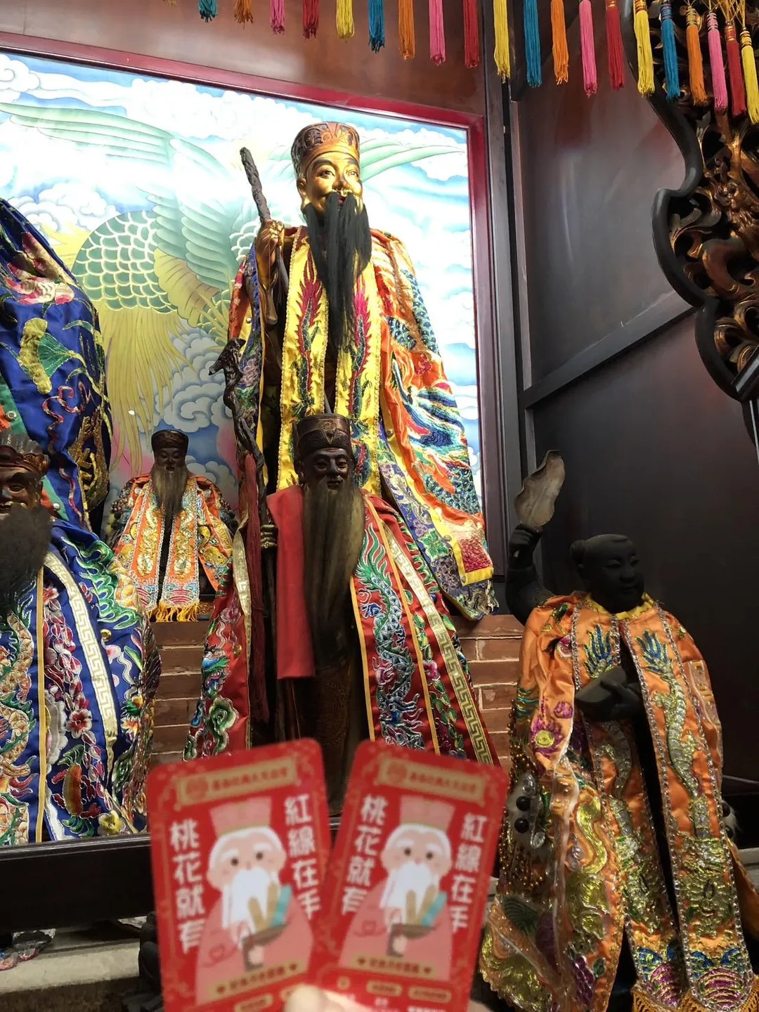 祀典大天后宮內的月老,可供信眾擲笅求「緣粉」。(圖/翻攝祀典大天后宮臉書)