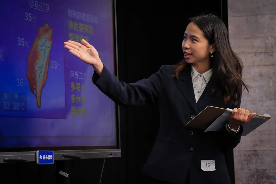 決賽氣象播報示意，選手須展現台風及運用現場資訊播報。（圖／輔大新聞系學會提供）