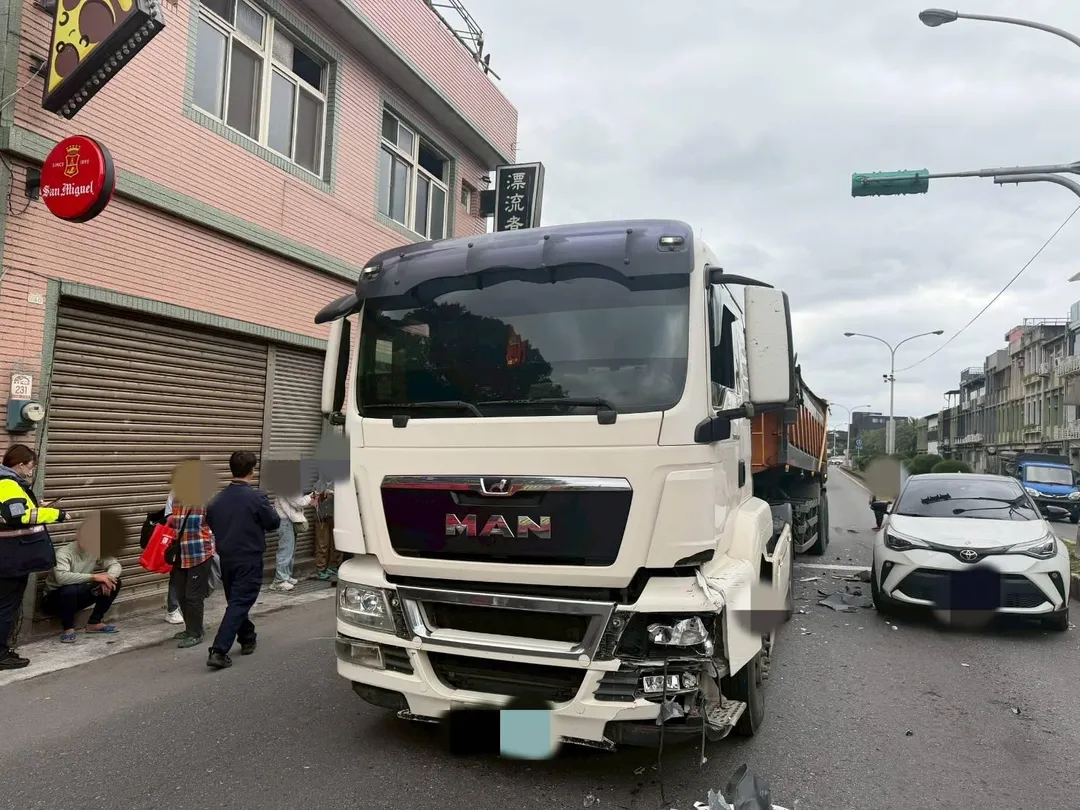 聯結車煞車不及衝撞2轎車。(圖/警方提供,下同)