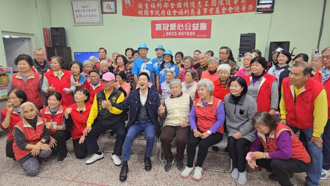 何志偉在八德護國宮提出具體長者政策政見,主張比照台北市,讓65歲以上長者每年可享有一次假牙維修補助。(圖/民眾提供)