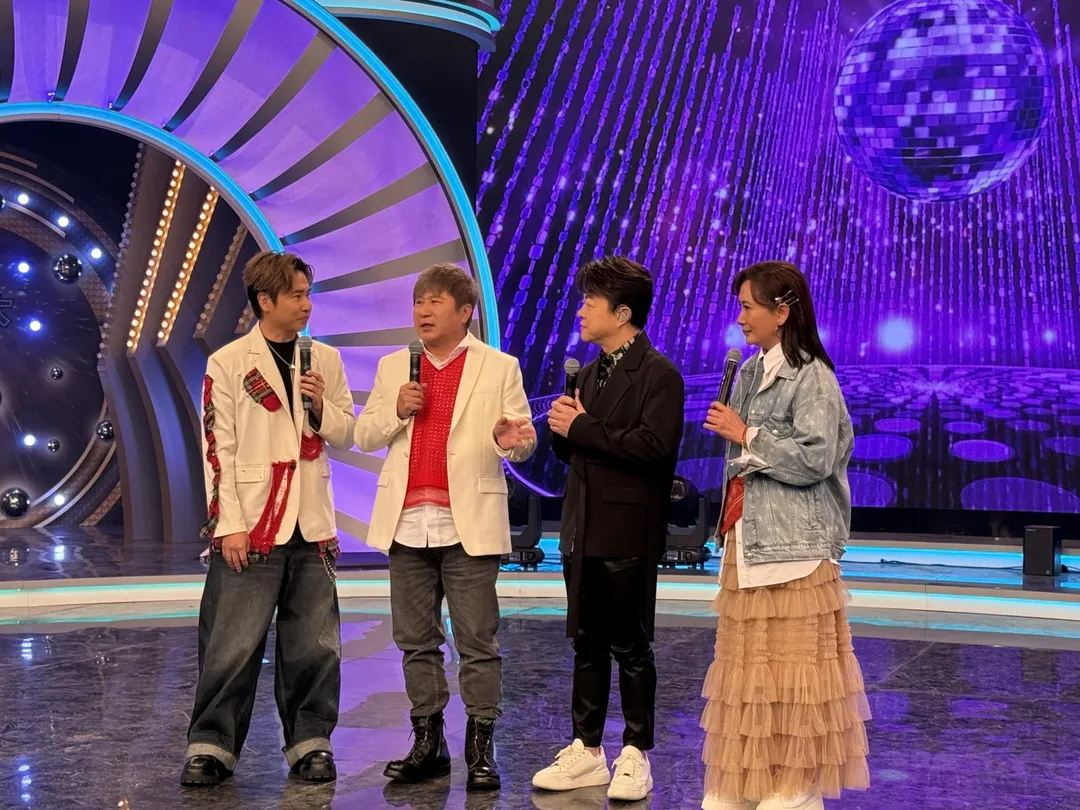 陳亞蘭(右)自曝自己是翁立友(右2)生命中的「第一個女人」。(圖/華視提供)