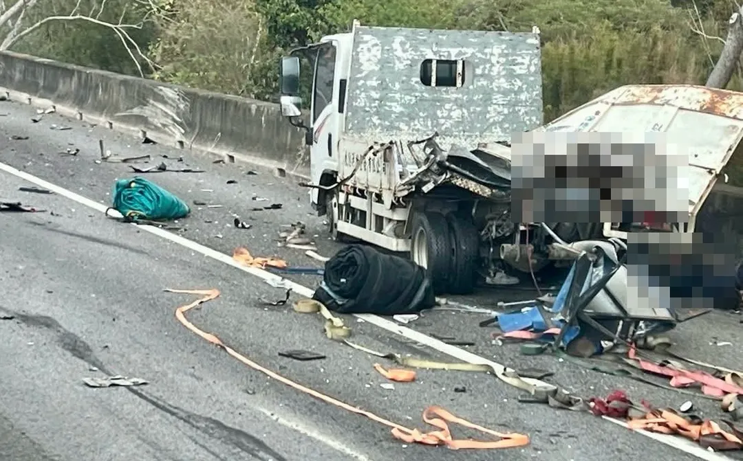 一名男子遭撞當場死亡。(圖/翻攝自臉書職業聯結車職業大貨車職業大客車拉拉隊運輸業照片影片資訊分享團)