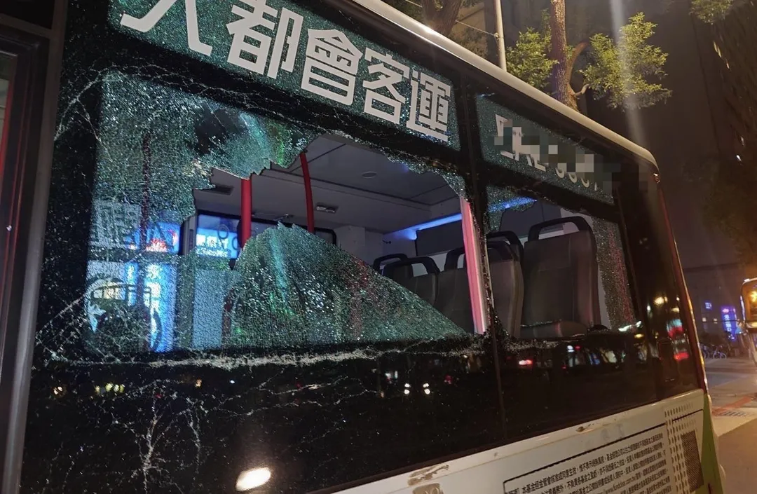 2車的擋風玻璃及車身窗戶多處碎裂。(圖/翻攝畫面)
