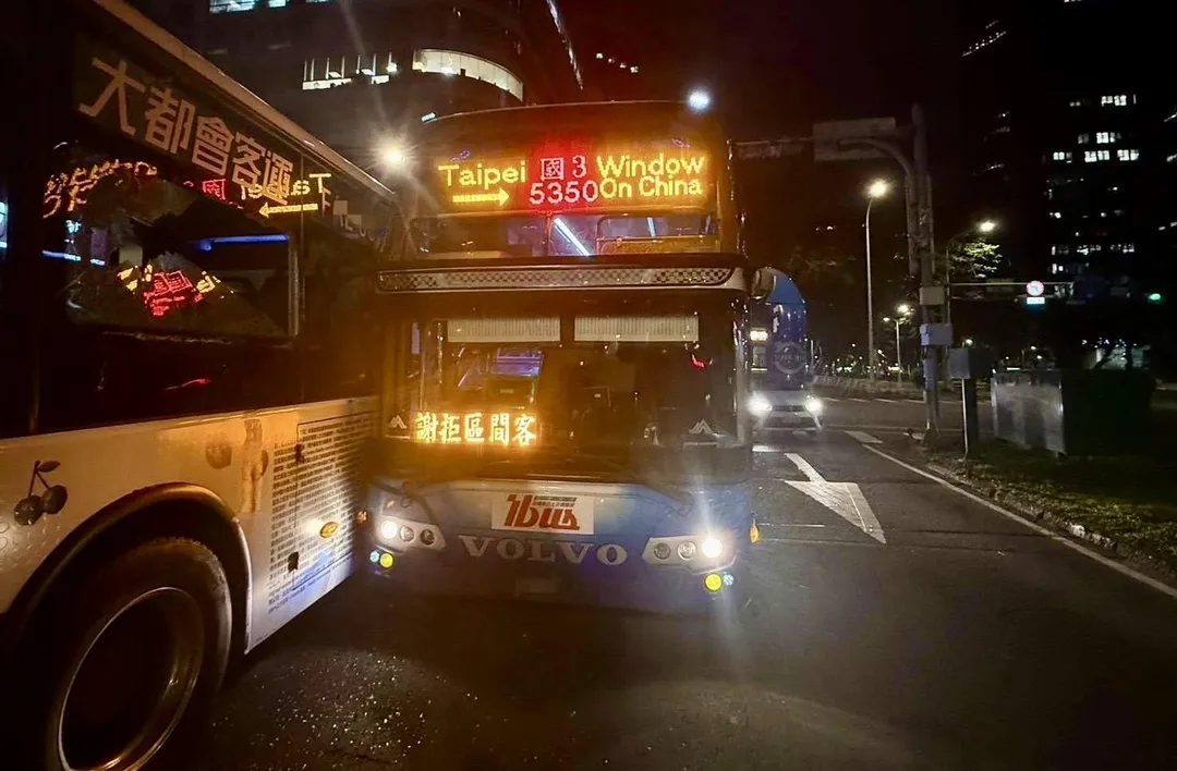 2車疑因未保持安全間隔不慎擦撞。(圖/翻攝畫面)