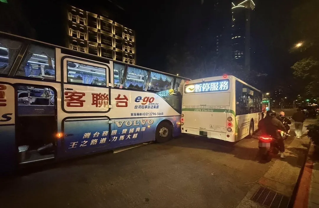 2部大車在敦化南路擦撞。(圖/翻攝畫面)
