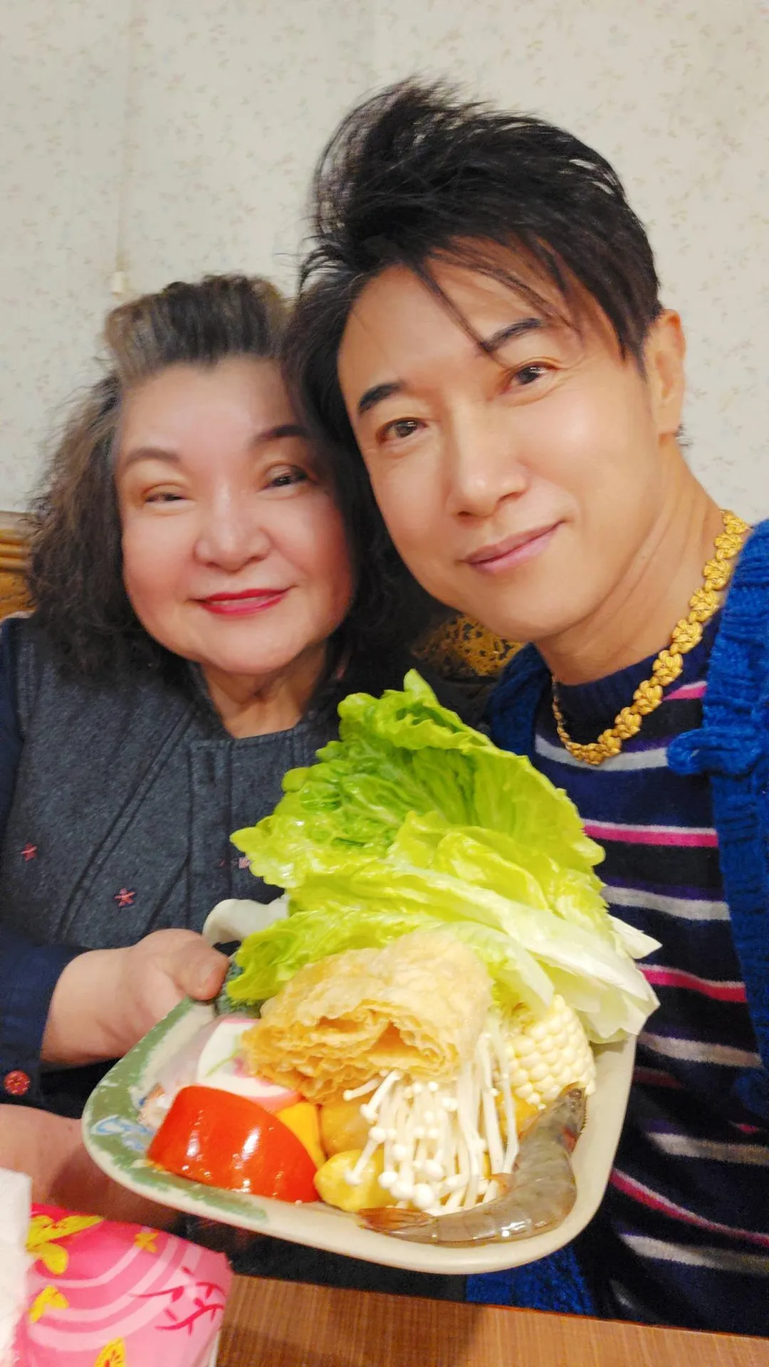 陳鴻30日在臉書分享與秦菲菲等友人聚餐，一起懷念日前過世的「四哥」曹西平。（圖／翻攝陳鴻 臉書）
