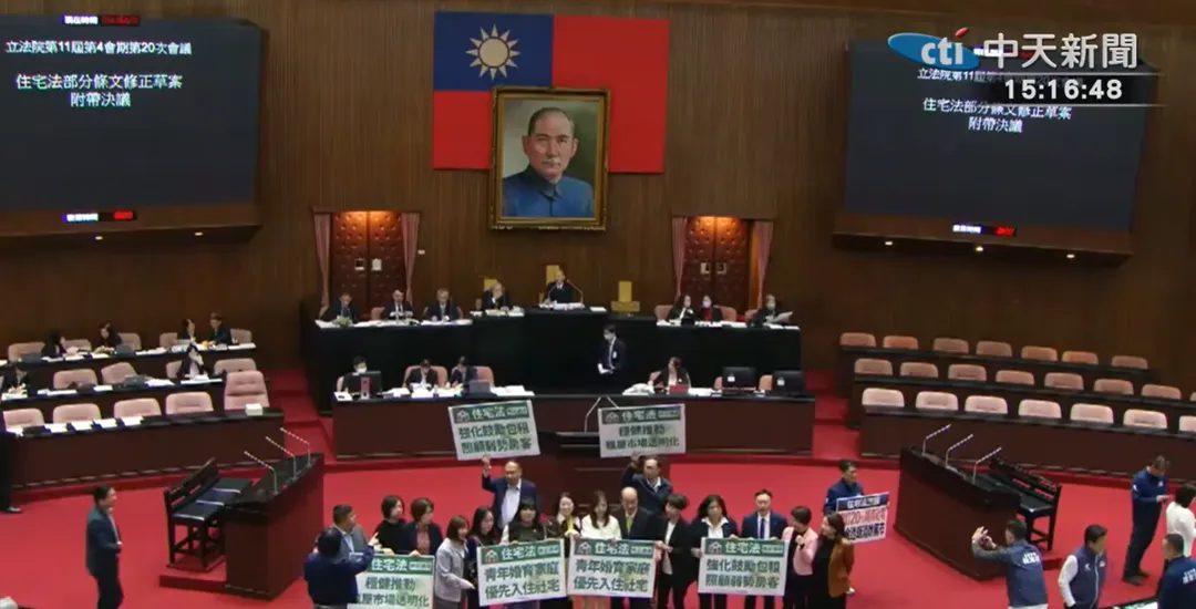 住宅法修法三讀後，民進黨立委在議場中舉牌慶祝。（圖／中天新聞）