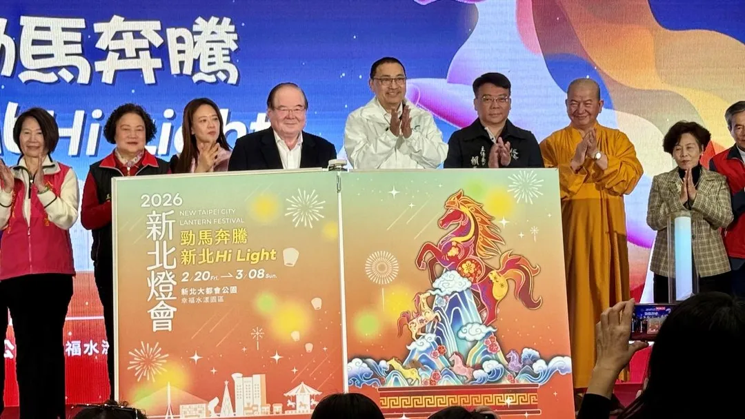 2026新北燈會高15米的紅寶馬主燈，以童話故事繪本發想，帶領民眾走進奇幻旅程。（圖／新北市政府）