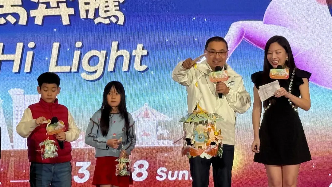 侯友宜現場展示轉動馬年小提燈。（圖／新北市政府）