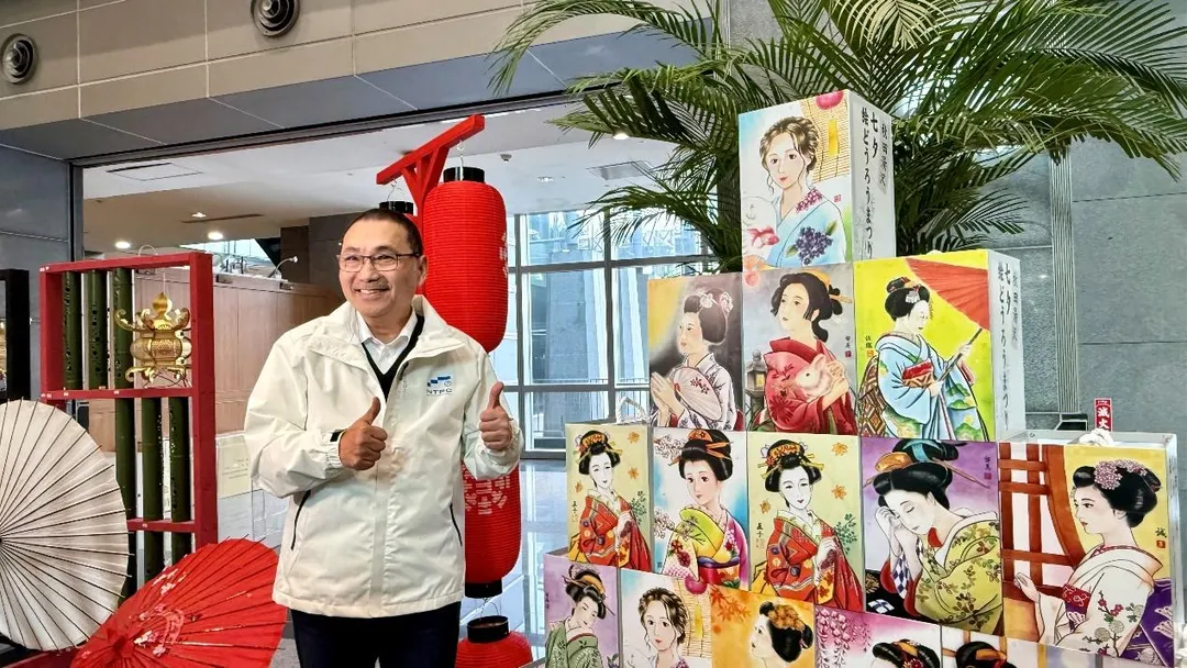 侯友宜市長與日本特色燈區合影。（圖／新北市政府）