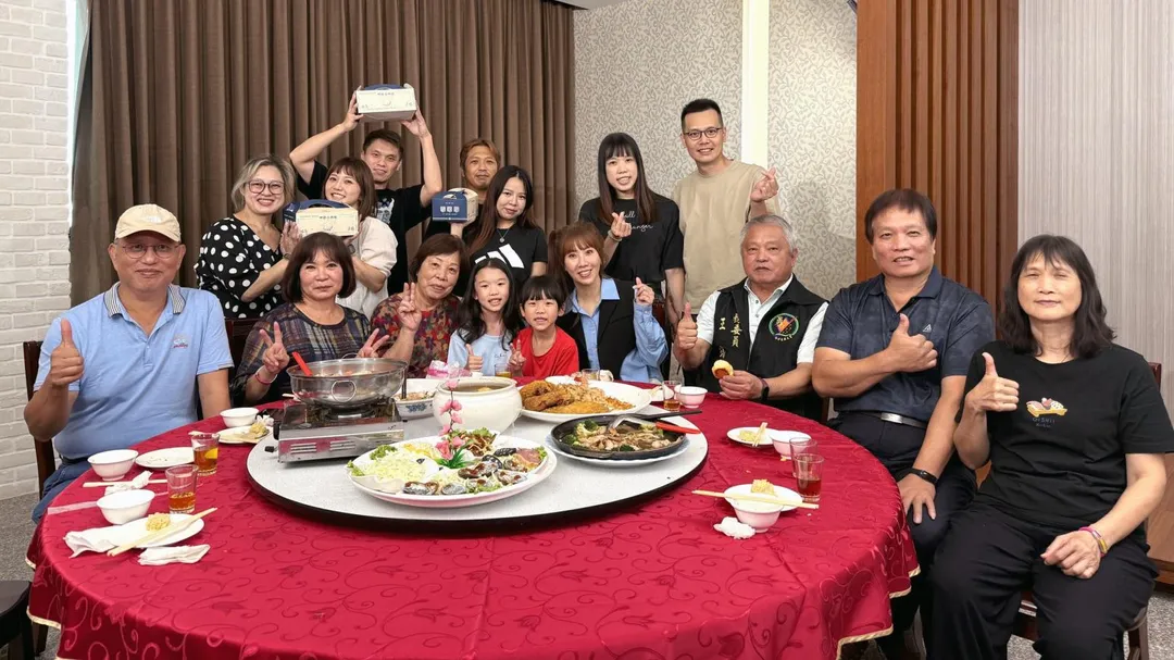 蘇宥蓉(前排右4)透露自己5歲就開始唱那卡西。(圖/公視提供)