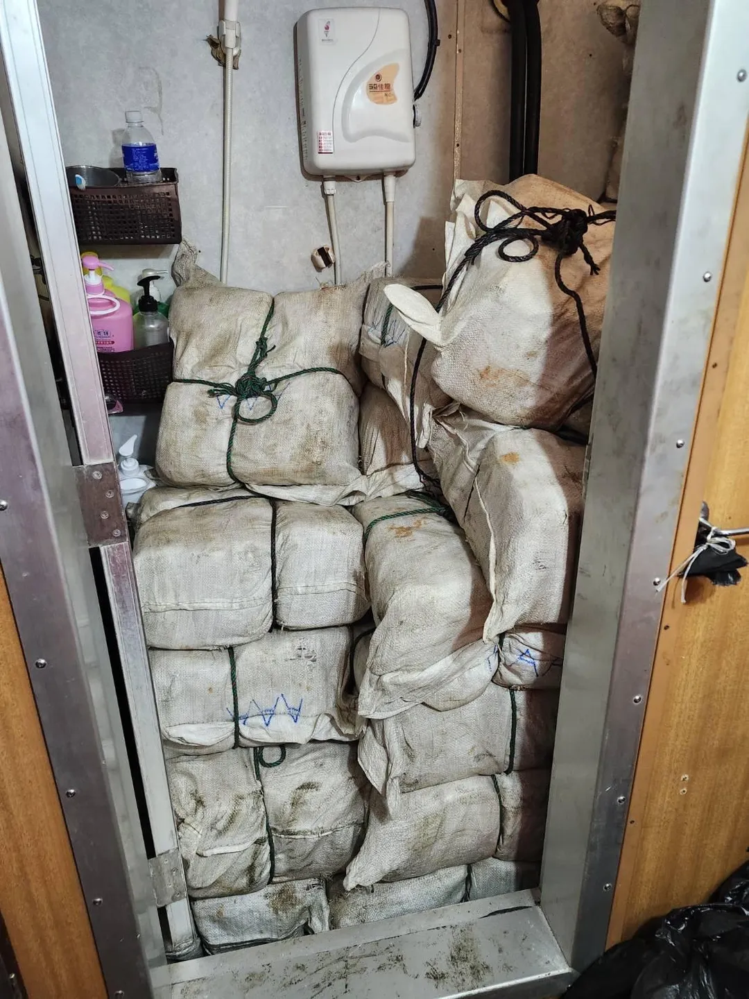 大量毒品堆滿貨輪房間與浴室。（圖／翻攝畫面）